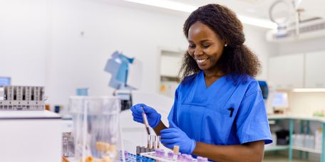 Mitarbeiterin im Labor