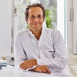 Prof. Dr. med. Kambis Mashayekhi sitzt entspannt an seinem Schreibtisch