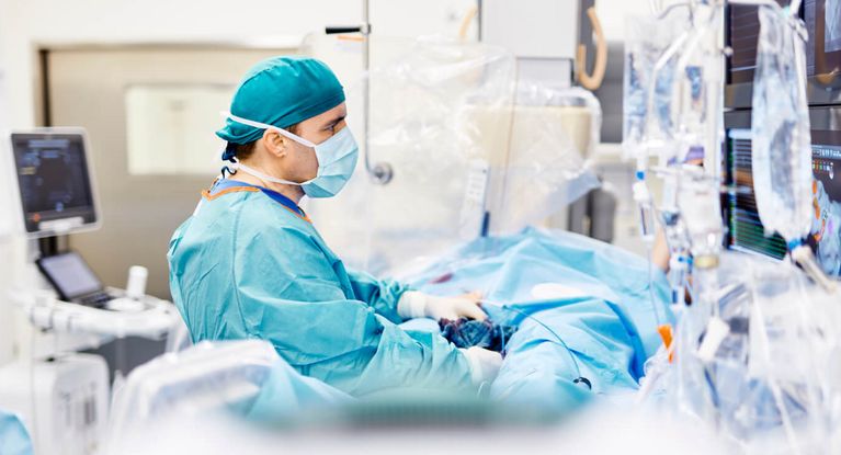 Dr. Sonne bei der Untersuchung