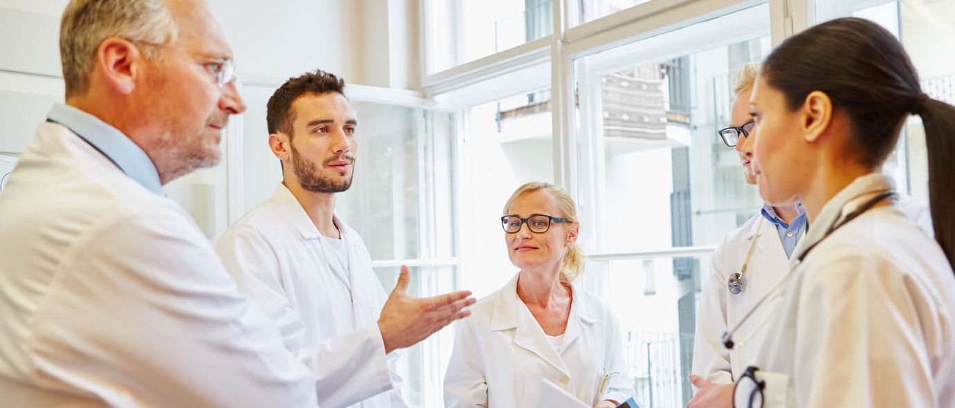 Ärztinnen und Ärzte verschiedener Generationen tauschen sich aus