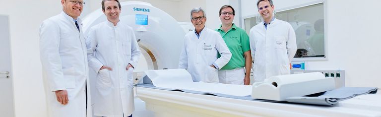 Ärzteteam vor dem CT