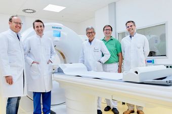 Ärzteteam vor dem CT