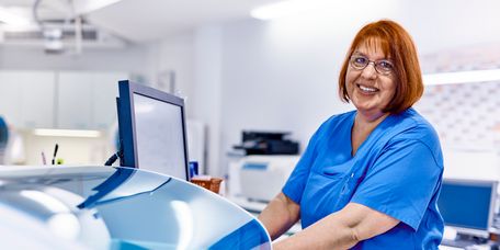 Mitarbeiterin im Labor