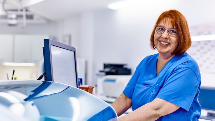 Mitarbeiterin im Labor