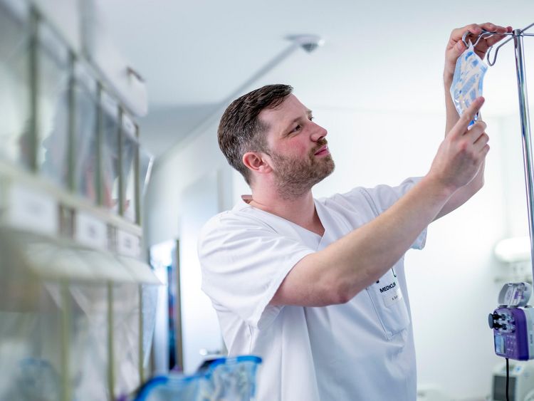 Pflegekraft hängt Infusion an