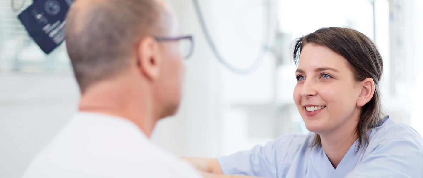 Im Gespräch mit einem Patienten