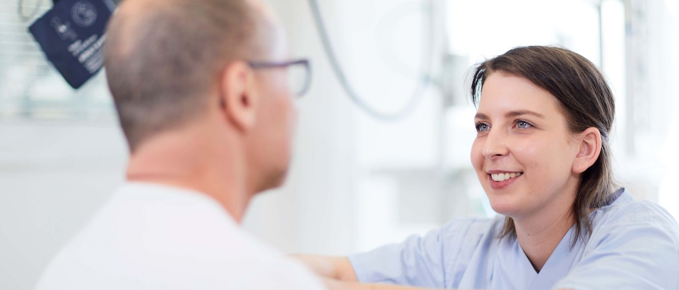 Im Gespräch mit einem Patienten
