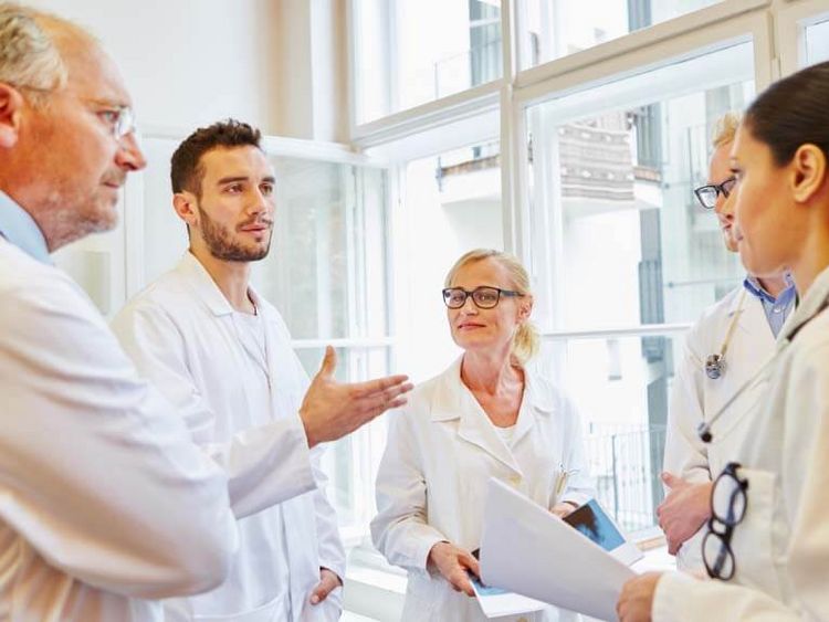 Ein Team aus unterschiedlich erfahrenen Ärztinnen und Ärzten diskutiert miteinander