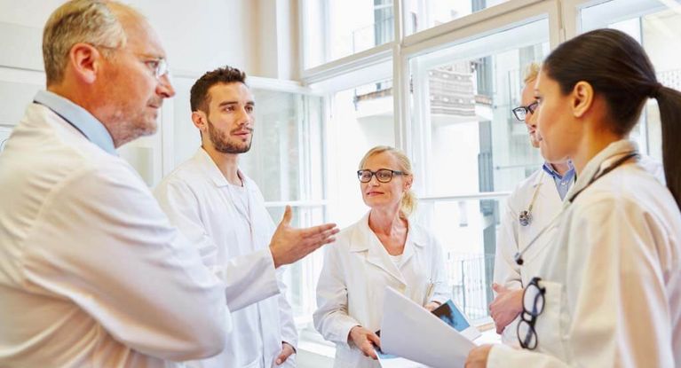 Wir arbeiten zusammen: Fachübergreifende Herz-Teams Ein Team aus unterschiedlich erfahrenen Ärztinnen und Ärzten diskutiert miteinander