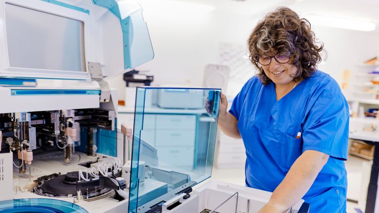 Mitarbeiterin im Labor