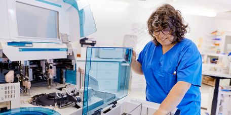 Mitarbeiterin im Labor